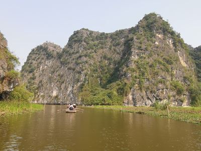  L'aventure en barque à travers un paysage digne d'un conte de fées!