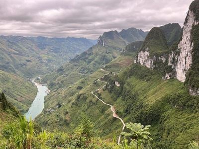 Les majestueuses montagnes s'élèvent aux côtés de la rivière Nho Quế