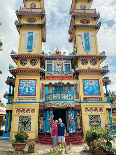Temple Cao Dai, lieu de culte d’une religion vietnamienne unique mêlant plusieurs traditions spirituelles.