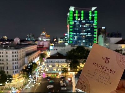 Check-in avec la carte postale souvenir célébrant les 15 ans de Vietnam Découverte 