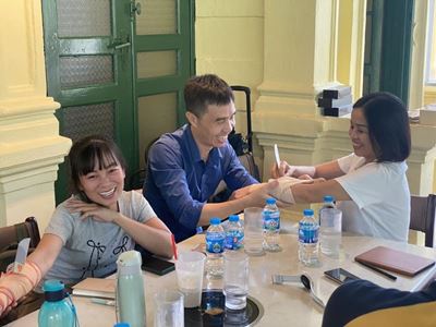 Les guides de Vietnam Découverte pratiquent le pansement des plaies