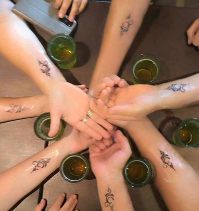 Et les tatouages...