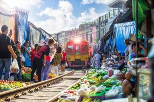 Marché du train à Bangkok 