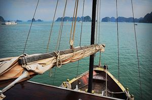 Croisière à bord d'une jonque en bois dans la baie d'Halong