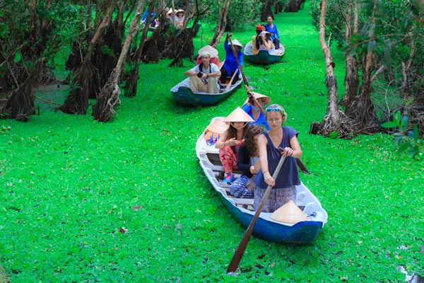 Balade en barque sur le delta