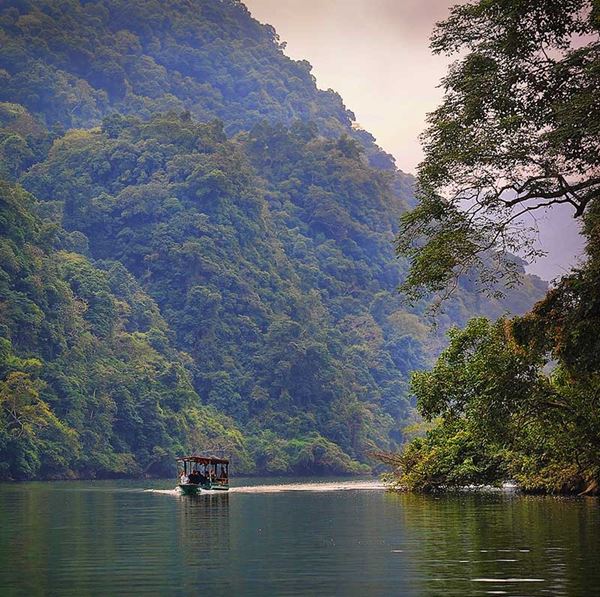 Balade en barque sur le lac Ba Be