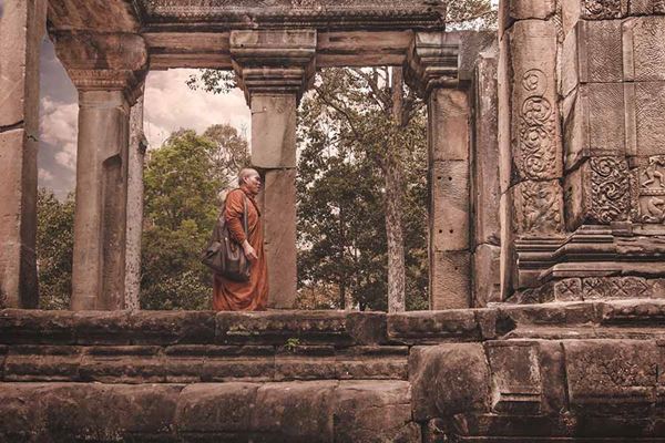 Un moine dans un temple à Siem Reap