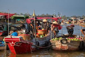 Un marché flottant dans le delta du Mékong 