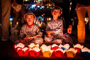 Deux enfants en vêtement traditionnel