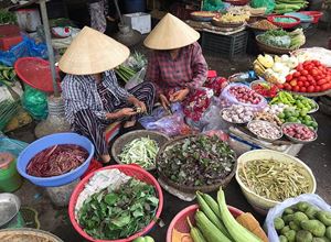 Petites commercantes dans un marché à Hanoi 