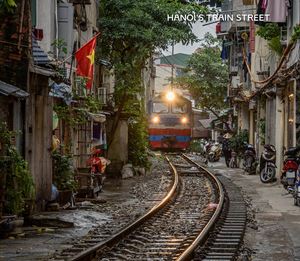 Rue de train à Hanoi 