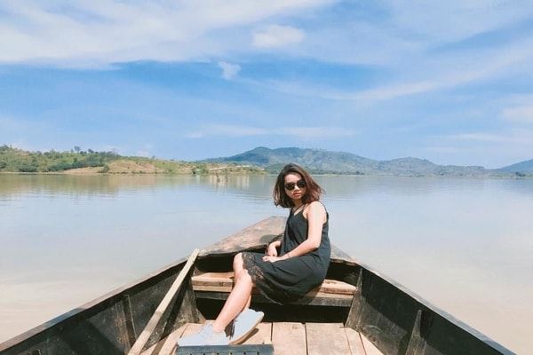 Balade en pirogue sur le lac Lak