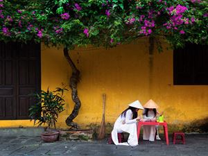 Jeunes filles en robe traditionnelle à Hoi An 