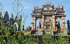 Une cimetière romantique sur la route de Hue vers Hoi An 