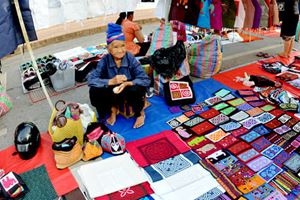 Dans un marché local au Laos