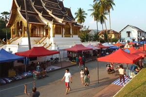 Le marché de nuit à Sisavangvong, Laos