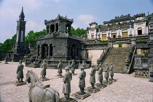 Devant le temple Khai Dinh