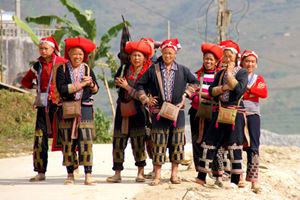 Les Dzao rouges se distinguent par le foulard rouge