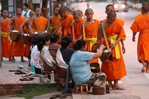 À Luang Prabang, les moines vêtus de robes safran apportent une touche spirituelle à chaque rue tranquille