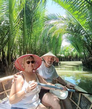Balade en barque de nos voyageurs sous les cocotiers au Mékong