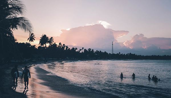Une plage à Nha Trang au coucher du soleil 