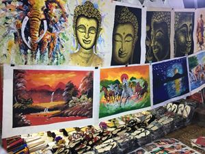 Les belles peintures au marché de nuit à Luang Prabang