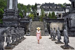 Devant le temple Khai Dinh