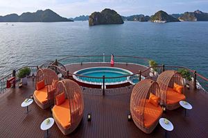 Le pont superieur d'un bateau dans la baie d'Halong