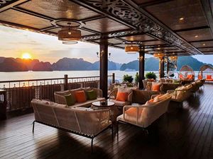 Le pont superieur d'un bateau dans la baie d'Halong