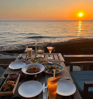 Repas servi au bord de la plage 